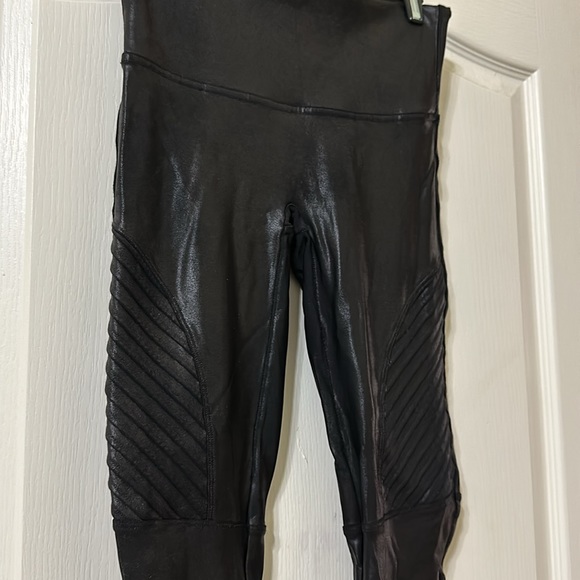 Spanx Vegan Leather Moto Leggings size Medium - Picture 6 of 9